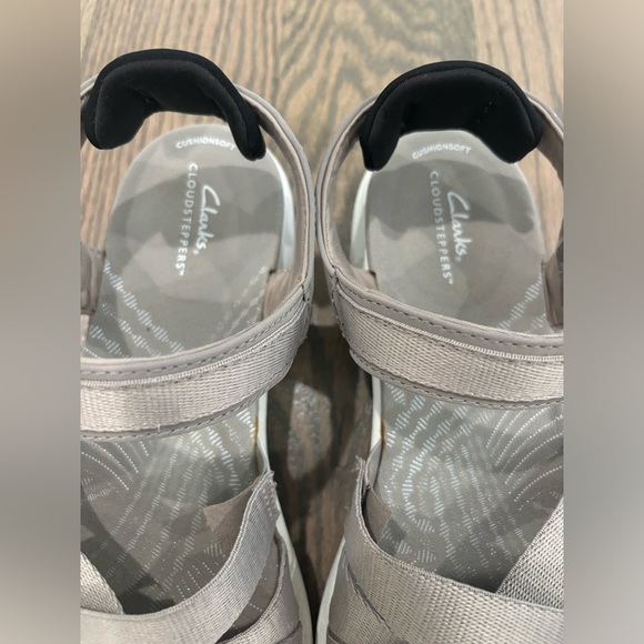 Clarks Women's Gray Cloudsteppers Sandals 8 - Picture 11 of 11